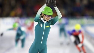 2023-10-27 21:35:19 HEERENVEEN - Bente Kerkhoff juicht na het winnen tijdens de Mass Start dames in ijsstadion Thialf. Het langebaanseizoen start met dit driedaagse kwalificatietoernooi voor de wereldbeker. ANP VINCENT JANNINK
