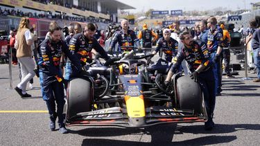 epa11263448 Team members push Red Bull Racing driver Max Verstappen of Netherlands' car on the grid ahead of the Formula One Japanese Grand Prix at the Suzuka International Racing Course in Suzuka, Japan, 07 April 2024.  EPA/FRANCK ROBICHON