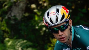 epa11571300 Belgian rider Wout van Aert  of Visma Lease a Bike team in action during the twelth stage of the La Vuelta a Espana cycling race over 137.5km from Ourense Termal to Estacion de Montana de Manzaneda, Spain, 29 August 2024.  EPA/JAVIER LIZON