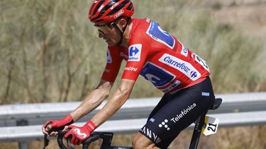 epa13209339 Spanish rider Enric Mas of team Movistar Team wearing the overall leader's red jersey competes in the 12th stage of La Vuelta a Espana cycling tour in the province of Almeria, southern Spain, 03 September 2026. The stage between Vera and Calar Alto covers 166.6 km.  EPA/Javier Lizon