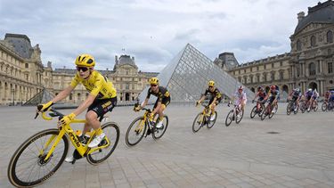 2023-07-23 18:30:14 epa10764599 Yellow Jersey overall leader Danish rider Jonas Vingegaard (L) of team Jumbo-Visma rides past the Louvre during the 21st and final stage of the Tour de France 2023 over 115kms from Saint-Quentin-en-Yvelines to Paris Champs-Elysee, France, 23 July 2023.  EPA/ALAIN JOCARD / POOL