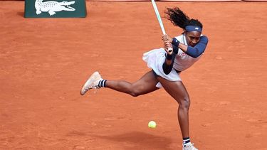 epa11381396 Coco Gauff of USA in action during her women's singles third round match against Dayana Yastremska of Ukraine at the French Open Grand Slam tennis tournament at Roland Garros in Paris, France, 31 May 2024.  EPA/CHRISTOPHE PETIT TESSON