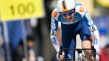epa11295549 Dutch rider Gijs Leemreize of team DSM-Firmenich PostNL in actionduring Tour de Romanie's Prologue, a 2.28 km individual time trial in Payerne, Switzerland, 23 April 2024.  EPA/LAURENT GILLIERON