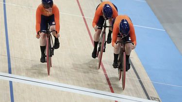 Netherlands' Kyra Lamberink, Netherlands' Hetty van de Wouw and Netherlands' Steffie van der Peet compete in the women's track cycling team sprint qualifying round of the Paris 2024 Olympic Games at the Saint-Quentin-en-Yvelines National Velodrome in Montigny-le-Bretonneux, south-west of Paris, on August 5, 2024. 
EMMANUEL DUNAND / AFP