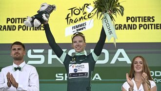 Team SD Worx - Protime’s Dutch rider Lorena Wiebes celebrates her green jersey of best sprinter on the podium the 4th stage (out of 9) of the fourth edition of the Women's Tour de France cycling race, 130.7 km from Saumur to Poitiers, in Poitiers, western France on July 29, 2025. 
JULIEN DE ROSA / AFP