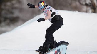 2023-02-27 14:18:21 epa10494101 Melissa Peperkamp of the Netherlands competes in the Women's Snowboard Slopestyle final at the FIS Snowboard, Freestyle and Freeski World Championships in Bakuriani, Georgia, 27 February 2023.  EPA/ZURAB KURTSIKIDZE