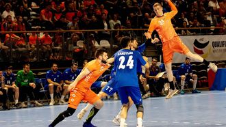 2023-04-30 19:32:05 ALMERE - Tom Jansen (r)  tijdens de EK-kwalificatiewedstrijd handbal mannen tussen Nederland en Griekenland. Het EK vindt plaats van 10 tot en met 28 januari 2024 in Duitsland. ANP IRIS VAN DEN BROEK