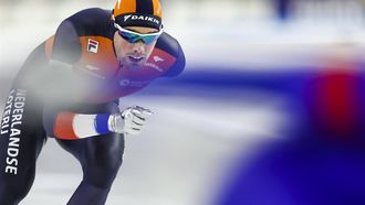 HEERENVEEN - Patrick Roest (NED) in actie op de 5000 meter mannen tegen Davide Ghiotto (ITA) op de EK afstanden. ANP VINCENT JANNINK