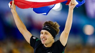 HEERENVEEN - Marcel Bosker juicht na het winnen van de 5.000 meter voor mannen tijdens de eerste dag van het NK afstanden in Thialf. De olympische winter werd afgetrapt met het driedaagse schaatstoernooi. ANP VINCENT JANNINK