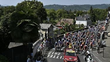 The pack of riders (peloton) cycles at the start of the 6th stage of the 113th edition of the Tour de France cycling race, 186 km between Pau and Gavarnie-Gèdre in the French Pyrenees, on July 9, 2026. 
Jeff PACHOUD / AFP