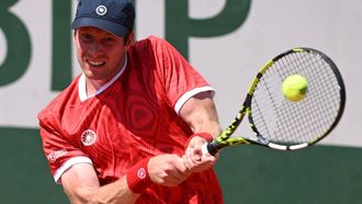 2023-05-29 15:10:14 epa10661960 Botic van de Zandschulp of Netherlands plays Thiago Agustin Tirante of Argentina in their Men's Singles first round match during the French Open Grand Slam tennis tournament at Roland Garros in Paris, France, on 29 May 2023.  EPA/CAROLINE BLUMBERG