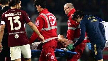 Torino's Dutch defender #03 Perr Schuurs leaves the pitch on a stretcher after an injury during the Italian Serie A football match between Torino and Inter Milan, at Torino's Olympic Stadium, in Turin on October 21, 2023. 
Marco BERTORELLO / AFP