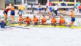 AMSTERDAM -  Finn Florijn, Jan van der Bij, Jorn Salverda, Mick Makker, Sander de Graaf, Pieter van Veen, Ralf Rienks, Wibout Rustenburg, stuur Jonna de Vries na afloop van de finale voor de mannen acht op de zevende en laatste dag van de wereldkampioenschappen roeien op de Bosbaan in het Amsterdamse Bos. IRIS VAN DEN BROEK / ANP