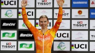 Gold medalist Netherlands' Lorena Wiebes celebrates on the podium after winning the women's scratch race during the 2026 UCI Track World Championships at the Shanghai Velodrome in Shanghai on October 14, 2026. 
STR / AFP