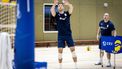 ARNHEM - Joris Berkhout en bondscoach Joel Banks tijdens een training van de volleybalheren van TeamNL. De volleyballers bereiden zich voor op onder meer de Volleyball Nations League en het WK in de Filipijnen. ANP KOEN VAN WEEL