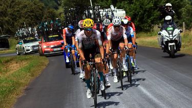 2023-07-11 15:48:30 epa10739650 Spanish rider Pello Bilbao of team Bahrain-Victorious (C) leads the front group during the 10th stage of the Tour de France 2023, a 167.2 km race from Vulcania to Issoire, France, 11 July 2023.  EPA/MARTIN DIVISEK