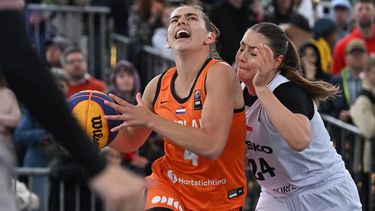 epa13009847 Monika Fucikova (R) of Czech Republic and Noortje Driessen (L) of the Netherlands in action during the FIBA Basketball 3x3 World Championship Women's group stage match between Czech Republic and the Netherlands in Warsaw, Poland, 01 June 2026.  EPA/PITOR NOWAK POLAND OUT