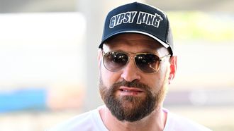2023-05-25 14:47:55 epa10651986 Boxing World Heavyweight Champion Tyson Fury attends a press conference at the Brisbane Domestic Airport in Brisbane, Australia, 25 May 2023. Fury is visiting venues in Brisbane to stage a possible World Heavyweight title fight.  EPA/DARREN ENGLAND AUSTRALIA AND NEW ZEALAND OUT