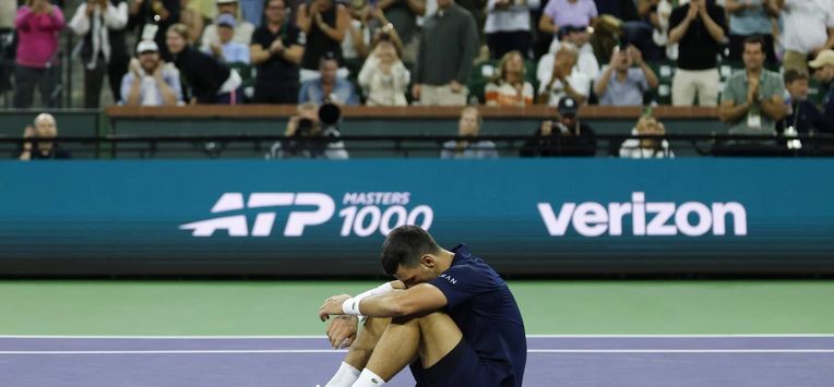 epa12813402 Novak Djokovic of Serbia falls to the ground after getting winded to win a point on a long rally during the men’s singles match against Jack Draper of Great Britain on day 8 of the BNP Paribas Open tennis tournament in Indian Wells, California, USA, 11 March 2026.  EPA/JOHN G. MABANGLO
