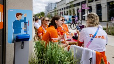 PARIJS - Desinfectiegel bij de ingang van het onderkomen van TeamNL in het olympisch dorp van Parijs voorafgaand aan het begin van de Spelen. Het olympisch dorp is 52 hectare groot en wordt na de Spelen getransformeerd tot een milieuvriendelijke wijk voor 6000 inwoners met twee scholen, een hotel, een openbaar park, winkels en kantoren. Op het hoogtepunt verblijven er bijna 14.500 mensen in het dorp, onder wie 9000 atleten uit meer dan 200 landen. ANP REMKO DE WAAL