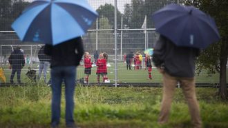 ROTTERDAM - Ouders langs het veld bij voetbalvereniging 
VOC. Clubs uit de amateursport hebben te maken met de nieuwe coronamaatregelen van het kabinet. Hierbij mogen toeschouwers slechts in beperkte aantallen aanwezig zijn en moeten de kantines van de sportverenigingen ook dicht. ANP PIETER STAM DE JONGE