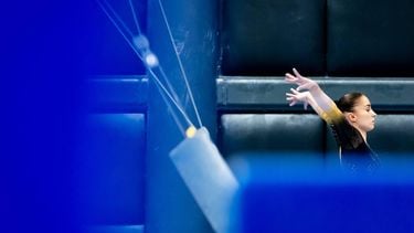 ROTTERDAM - Vera van Pol tijdens de kwalificatiewedstrijd voor de EK turnen. De Europese kampioenschappen vinden plaats in de Kroatische hoofdstad Zagreb. IRIS VAN DEN BROEK / ANP