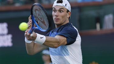 epa11967287 Jack Draper of Great Britain in action against Carlos Alcaraz of Spain during the men’s semifinals of the BNP Paribas Open tennis tournament in Indian Wells, California, USA, 15 March 2025.  EPA/JOHN G. MABANGLO