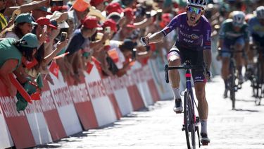 2022-08-13 16:53:50 epa10119279 Monegasque rider Victor Langellotti of Burgos-BH team, celebrates while crossing the finish line to win the eighth stage of the 83rd Portugal Cycling Tour, over 182.4km between Viana do Castelo and Fafe, Portugal, 13 August 2022.  EPA/PEDRO SARMENTO COSTA