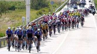 2023-09-07 16:42:50 Cyclists ride in a pack in Tauste during the stage 12 of the 2023 La Vuelta cycling tour of Spain, a 150,6 km race between Olvega and Zaragoza, on September 7, 2023. 
CESAR MANSO / AFP