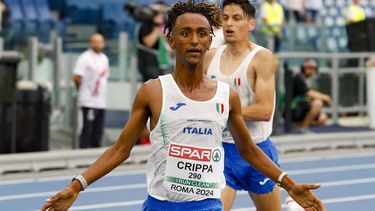 epa11399069 Yemaneberhan Crippa of Italy celebrates winning the Half Marathon Men Final at the European Athletics Championship, in Rome, Italy, 09 June 2024.  EPA/FABIO FRUSTACI