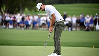 epa11008664 Joaquin Niemann of Chile misses a putt on during the first playoff hole to force a second playoff during Round 4 of the Australian Open 2023 at the Australian Golf Club in Sydney, Australia, 03 December 2023.  EPA/DAN HIMBRECHTS  AUSTRALIA AND NEW ZEALAND OUT