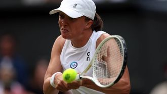 2023-07-09 19:27:29 epa10736640 Iga Swiatek of Poland plays Belinda Bencic of Switzerland in the Women's Singles 4th round match at the Wimbledon Championships, Wimbledon, Britain, 09 July 2023.  EPA/ISABEL INFANTES   EDITORIAL USE ONLY