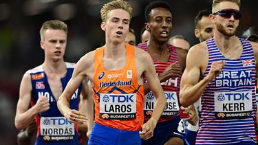 2023-08-23 21:21:50 epa10816311 Niels Laros of the Netherlands (C) during the Men's 1500m Final at the World Athletics Championships Budapest, Hungary, 23 August 2023.  EPA/CHRISTIAN BRUNA