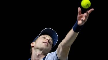 ROTTERDAM - Botic van de Zandschulp (NED) in actie tegen Carlos Alcaraz (ESP) op de tweede dag van het ABN AMRO Open tennistoernooi in Ahoy. ANP SANDER KONING