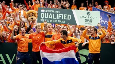 GRONINGEN - Nederland heeft zich gekwalificeerd op de tweede dag van het Daviscup Qualifiers duel tussen Nederland en Zwitserland in Martiniplaza. De winnaar van de ontmoeting plaatst zich voor groepsfase van de Daviscup Final. ANP SANDER KONING