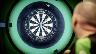 DELFT - Raymond van Barneveld tijdens een test van een nieuwe dartpijl die is ontwikkeld door onderzoekers van de TU Delft. Volgens de onderzoekers gaat het om een dartpijl die bijna 50 procent preciezer is dan een conventionele dartpijl. ANP ROBIN VAN LONKHUIJSEN