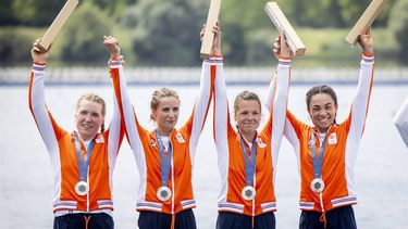 PARIJS - Laila Youssifou, Bente Paulis, Roos de Jong en Tessa Dullemans winnen een zilveren medaille tijdens de finale dubbelvier vrouwen op het olympisch roeitoernooi tijdens de zomerspelen in de Franse hoofdstad. ANP IRIS VAN DEN BROEK