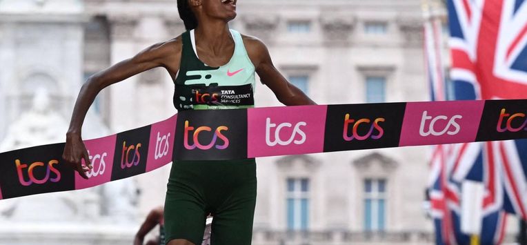 Netherlands' Sifan Hassan breaks the tape to win the Women's race at the finish of the 2023 London Marathon in central London on April 23, 2023. 
JUSTIN TALLIS / AFP