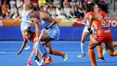 AMSTELVEEN - Sushila Chanu van India en Frédérique Matla van Nederland tijdens de wedstrijd op het WK hockey tussen Nederland en India in het Wagener Stadion. KOEN VAN WEEL / ANP