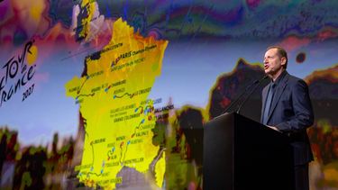 epa13321931 Tour de France general director Christian Prudhomme unveils the map of the stages during the presentation of the Tour de France 2027 cycling race in Paris, France, 22 October 2026.  EPA/CHRISTOPHE PETIT TESSON