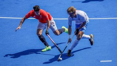 epa11508523 Justen Blok of Netherlands (R) in action against Phillip Roper of Great Britain (L) during the Men's Pool A match between the Netherlands and Great Britain at the Hockey competitions in the Paris 2024 Olympic Games, at the Stade Yves du Manoir in Colombes, France, 30 July 2024.  EPA/MARTIN DIVISEK
