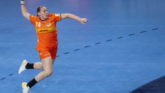 WENEN - Handbalster Romee Maarschalkeweerd van Nederland in actie tegen Zwitserland, tijdens het EK handbal in Wenen. ANP RONALD HOOGENDOORN