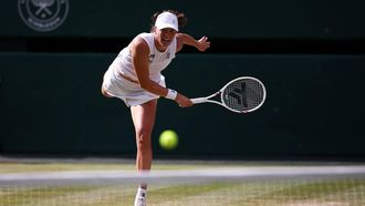 Poland's Iga Swiatek serves to US player Amanda Anisimova during their women's singles final tennis match on the thirteenth day of the 2025 Wimbledon Championships at The All England Lawn Tennis and Croquet Club in Wimbledon, southwest London, on July 12, 2025. 
HENRY NICHOLLS / AFP