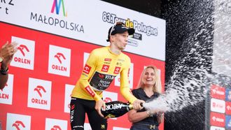 epa13155777 Dutch cyclist Bart Lemmen of Visma-Lease a Bike wearing the yellow leader's jersey celebrates on the podium after the fifth stage of the 83rd Tour de Pologne cycling race over 218.5km, from Opole to Kocierz, in Folwark, Poland, 07 August 2026.  EPA/ART SERVICE POLAND OUT