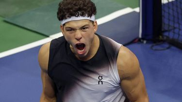 epa13218707 Ben Shelton of the US reacts after winning his match against Stefanos Tsitsipas of Greece during the Men's Singles round of 16 of the US Open Tennis Championships in Flushing Meadows, New York, USA, 06 September 2026.  EPA/BRIAN HIRSCHFELD