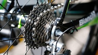 BESANCON - Detail van een fiets van een Belkin-rijder tijdens een rustdag in de Tour de France. ANP BAS CZERWINSKI