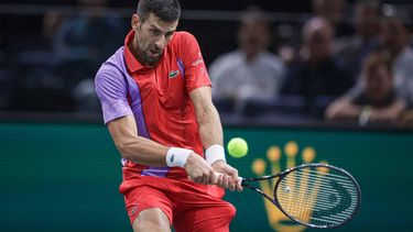 2023-11-02 20:19:16 epa10955192 Novak Djokovic of Serbia in action against Tallon Griekspoor of Netherlands during their round of 16 match at the Rolex Paris Masters tennis tournament in Paris, France, 02 November 2023.  EPA/CHRISTOPHE PETIT TESSON