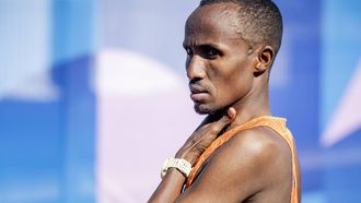 PARIJS - Abdi Nageeye na afloop van de marathon voor de mannen op de Olympische Spelen. De marathon wordt traditiegetrouw in het laatste weekend van de Spelen gelopen. ANP IRIS VAN DEN BROEK