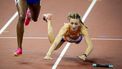 2023-08-19 21:53:20 BOEDAPEST - Femke Bol valt vlak voor de finish tijdens de finale op de 4x400 meter gemengde estafette tijdens de eerste dag van de wereldkampioenschappen atletiek. ANP ROBIN VAN LONKHUIJSEN