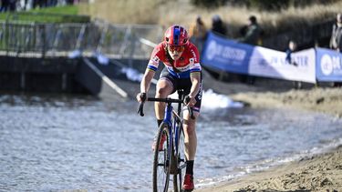 Dutch Lucinda Brand competes in the women's elite race of the 'Waaslandcross' cyclocross cycling event, race 7/7 in the 'Exact Cross' competition in Sint-Niklaas on February 17, 2024. 
Tom Goyvaerts / Belga / AFP